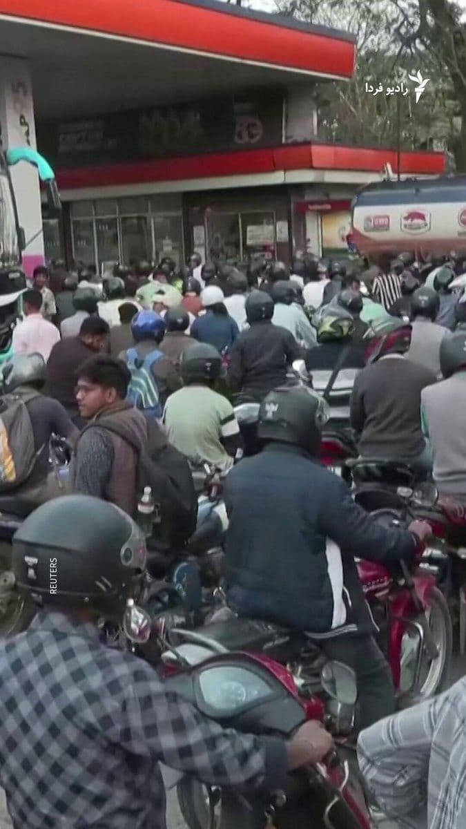 @RadioFarda|راديو فردا: Following the growing concerns over fuel shortages in India, long queues of vehicles formed at gas stations in some areas of the country on Wednesday.
Disruptions in energy transit through the Strait