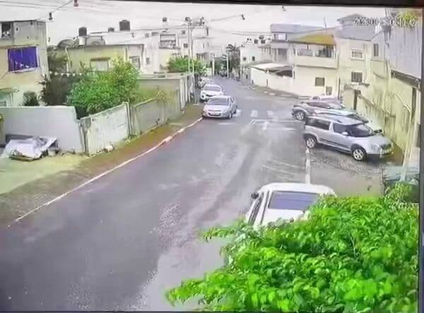 @Babak Taghvaee - The Crisis Watch: BREAKING: Vehicles are seen jumping due to the impact of submunitions from cluster warhead-equipped ballistic missiles used by the IRGC Aerospace Force in Tel Aviv, central Israel.
#OperationEpicFury