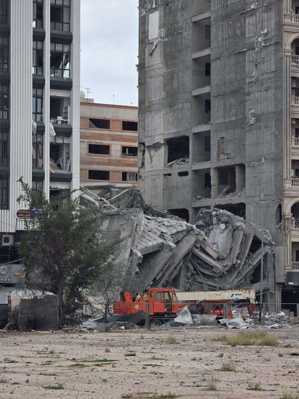 @Vahid Online: Other received images of the building targeted on University Street 16 #BandarAbbas
It seems that in the attack on Bandar Abbas, Alireza Tangsiri, commander of the Navy of the Islamic Revolutionary