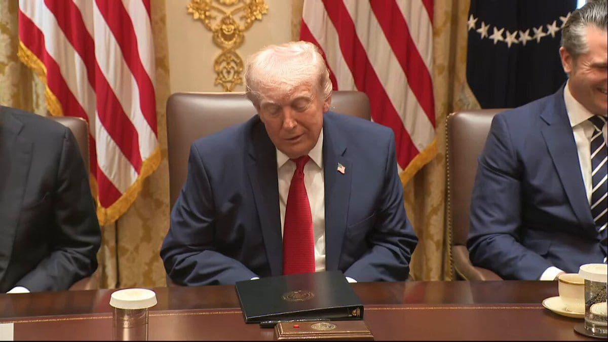 @𝐍𝐢𝐨𝐡 𝐁𝐞𝐫𝐠 🇮🇷 ✡︎: President Trump just revealed that the regime in Iran tried to bribe him with 8 vessels full of oil.
Many within the IRGC are about to lose their minds if this is true. This will cause a regime civil