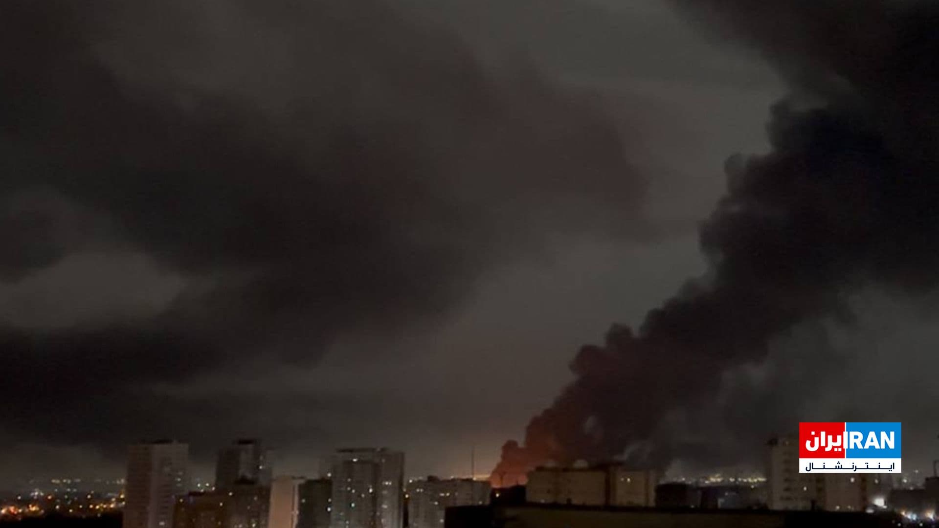 @ايران اينترنشنال: تصویر رسیده به ایراناینترنشنال در پنجشنبه ششم فروردین، برخاستن دود سیاه را از وقوع انفجاری مهیب در شهرک انصار سپاه در تهرانسر تهران نشان میدهد.