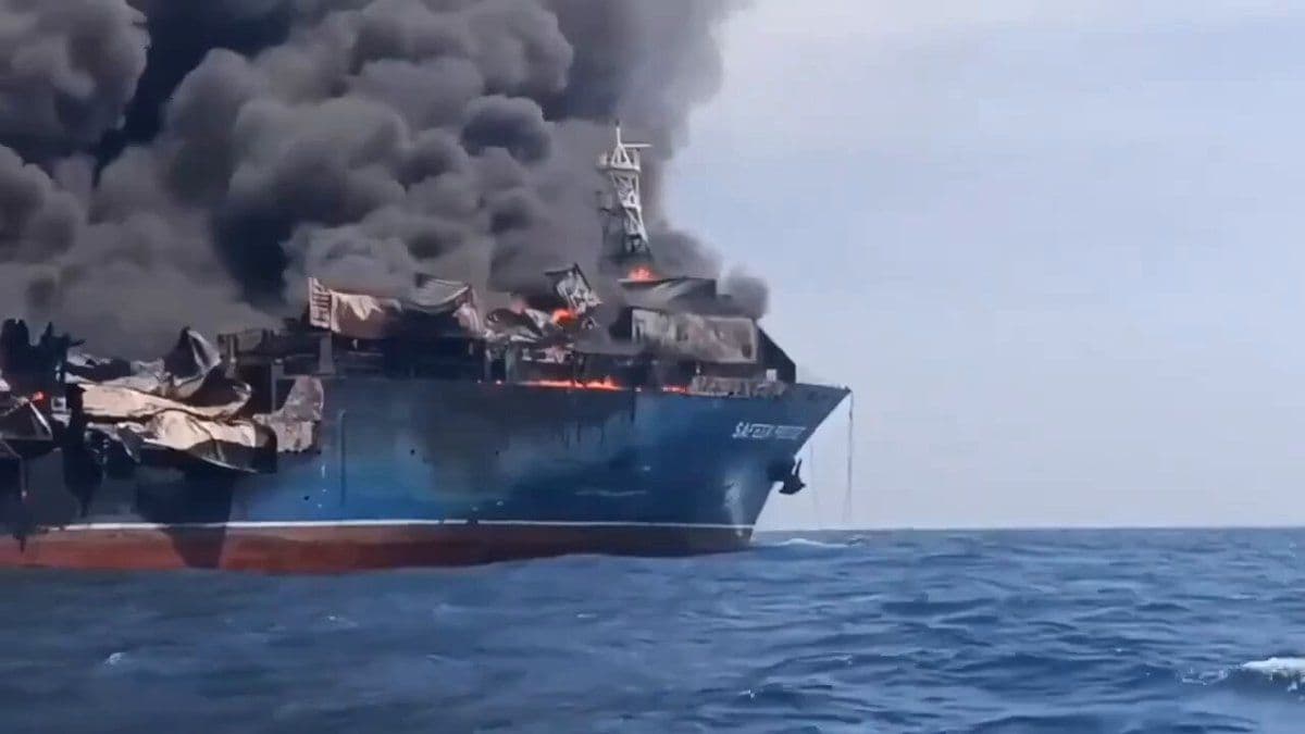 @Visegrád 24: BREAKING:
A new video of the burning Maltese-flagged and Egyptian-owned container ship SAFEEN PRESTIGE that was attacked in the Strait of Hormuz on March 4th by the Islamic regime in Iran and has sin
