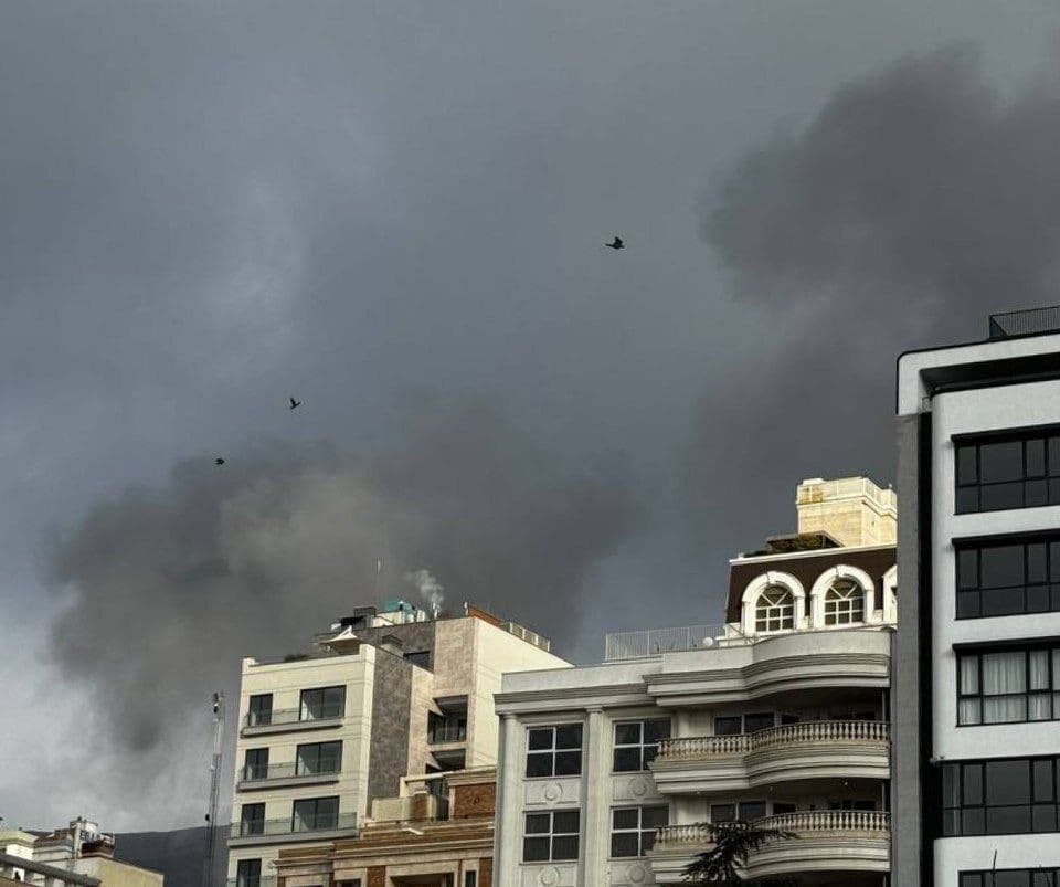 @🇮🇷LiveIranNews🇮🇱: 🚨 Strike at the Basij Tower in the heart of Tehran's Saffron district / Amrouz 7:20 Dozens of explosions have occurred in the vicinity of Khiaban Niyazadeh, which according to local witnesses has bee