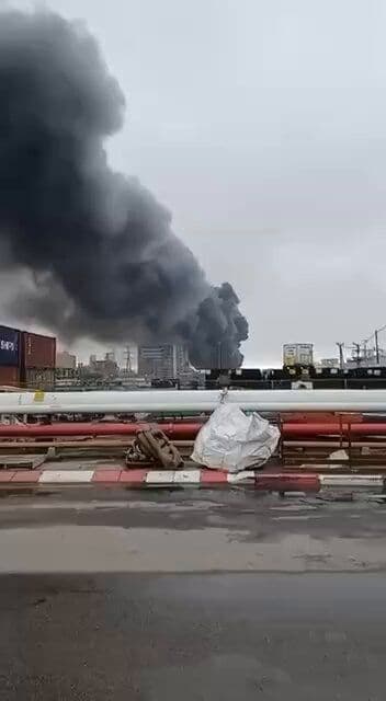 @Babak Taghvaee - The Crisis Watch: BREAKING: Footage shows a petrochemical facility in Be’er Sheva being struck as a result of a ballistic missile attack by the IRGC Aerospace Force. This is one of the retaliatory strikes carried out b