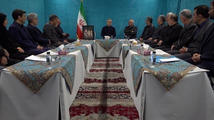 @🇮🇷LiveIranNews🇮🇱: 🚨🦀The formation of a circus-like "cabinet meeting" in the very same pool where Pezeshkian was sitting, with tables that appear to be plastic folding ones,
This is the peak of authority of the Isla
