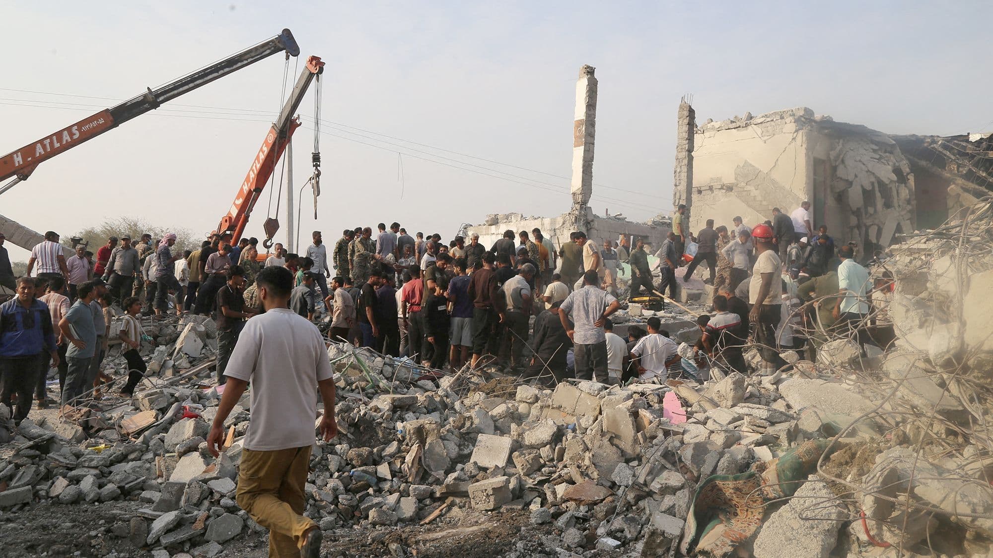 @𝐍𝐢𝐨𝐡 𝐁𝐞𝐫𝐠 🇮🇷 ✡︎: To this day there is ZERO clarity on what actually happened to the Minab school, despite multiple investigations.
However, we have seen videos of IRGC missiles failing and crashing into the ground.