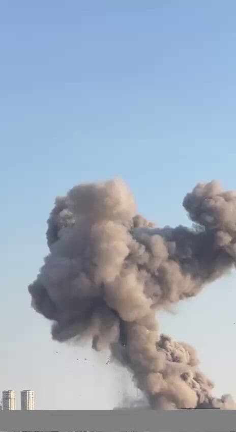@Visegrád 24: BREAKING:
A US/Israeli airstrike hit the IRGC Aerospace Forces headquarters in western Tehran, using 10 heavy bombs and targeting a major command node linked to missile and drone operations.
Via @ma