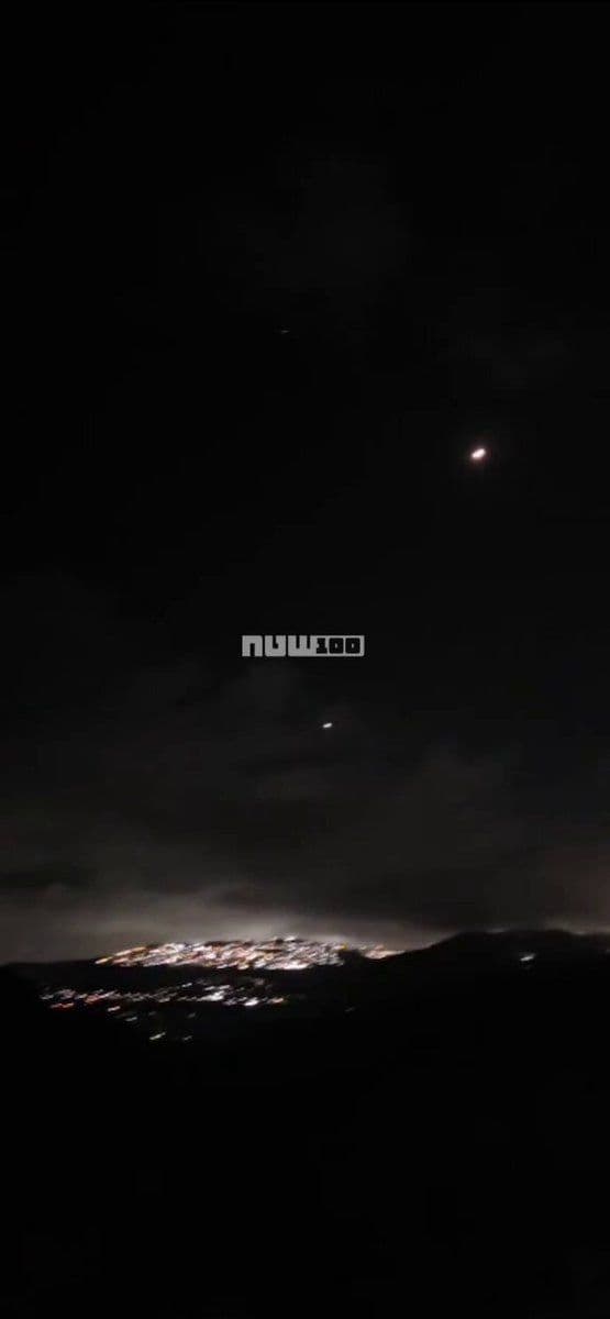@Visegrád 24: Right after the announcement of the two‑week ceasefire, the Islamic regime in Iran launched ballistic missiles toward Israel.
Video shows the interception of one of the Iranian missiles in the sky ov