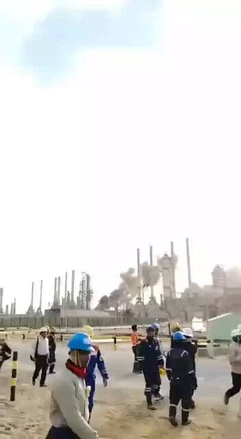 @Babak Taghvaee - The Crisis Watch: BREAKING: Today, the UAE targeted Iran’s oil refineries on Lavan and Siri islands, and in response, the IRGC Aerospace Force struck their oil facilities in Fujairah. This is the first footage showing
