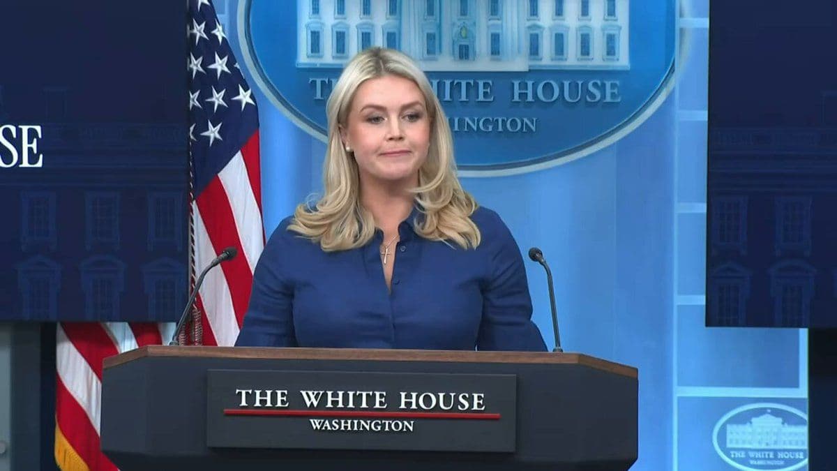 @🇮🇷LiveIranNews🇮🇱: 🚨🇺🇸🦀Reporter's question about the reported explosions in recent hours in Iran: Who is carrying out the bombing? Press Secretary Karoline Leavitt says she is currently unaware of the recent explosi
