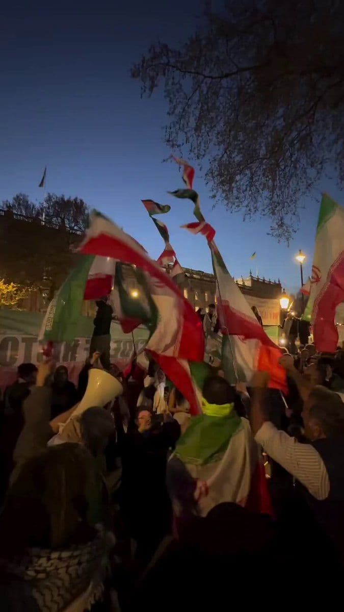 @Visegrád 24: Supporters of the Islamist Regime in Iran have come out in force on the streets of … London!
It’s time to crack down on Islamists living on the West, to confiscate IRGC assets, sanction the Regime a