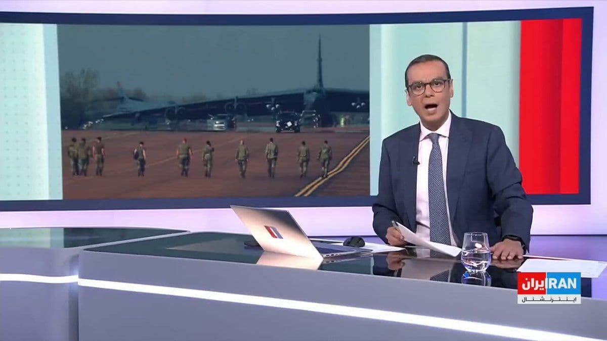 @ايران اينترنشنال: اطلاعات رسیده به ایراناینترنشنال حاکی از تداوم فضای حکومت نظامی و برخوردهای امنیتی و خشونتبار نیروهای وابسته به سپاه پاسداران با فعالان سیاسی، کنشگران صنفی و مدنی، هنرمندان و دانشجویان است.
گفتوگ