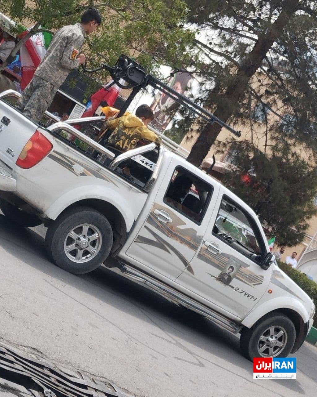@ايران اينترنشنال: تصویر رسیده به ایراناینترنشنال در ۲۰ فروردین، کودکانی را سوار بر یک خودروی نظامی و پشت تیربار در شهر قم نشان میدهد. یکی از این کودکان که در آستانه نوجوانی است، لباس نظامی بر تن دارد و تصویر مجتبی خا