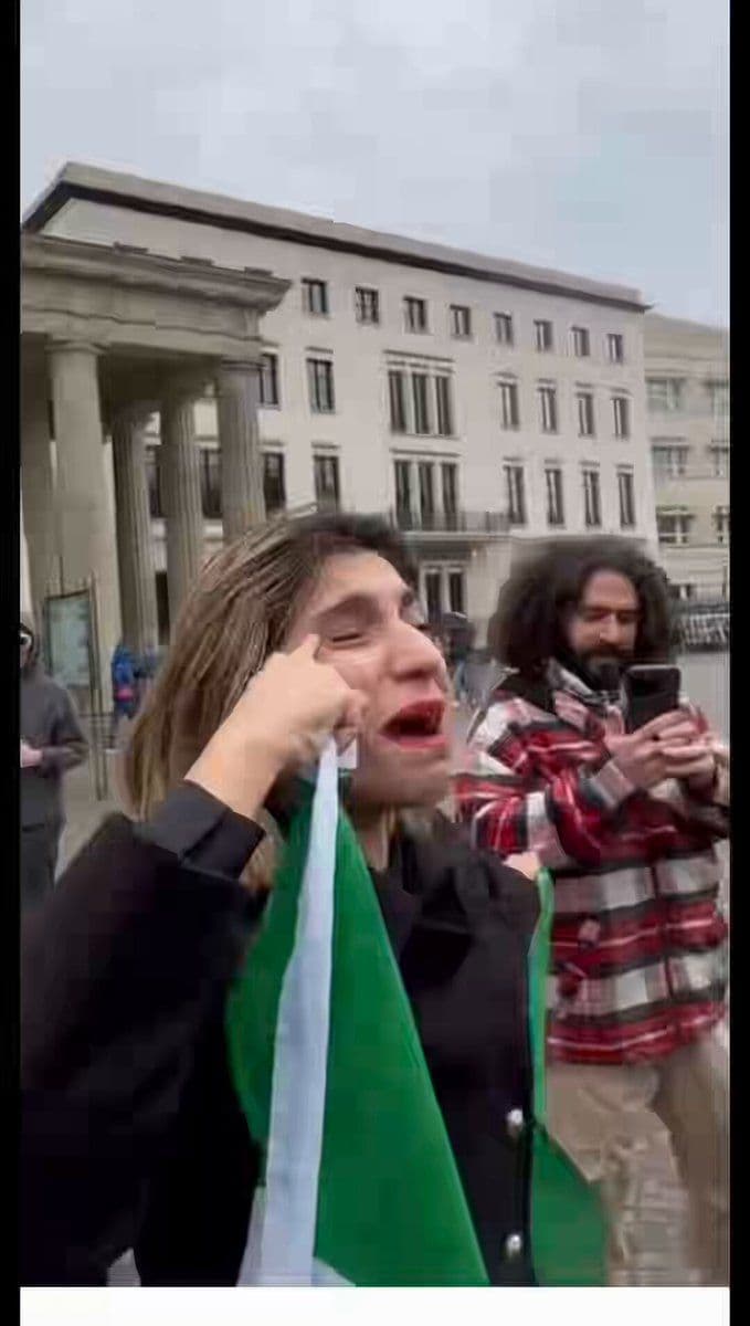 @Masih Alinejad 🏳️: Heartbreaking moment, but powerful.
Look at Kosar Eftekhari. The Islamic regime shot her eye out and blinded her during the Women, Life, Freedom revolution. Now she is in Germany, shocked that peopl