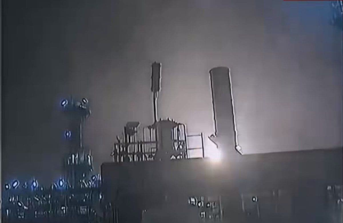 @Visegrád 24: Qatar has just released videos showing Iran’s ballistic missile strikes on the Ras Laffan LNG & GTL production sites nearly 3 weeks ago.
The strikes caused significant damages to the sites and will t