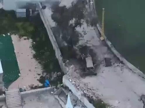 @𝐍𝐢𝐨𝐡 𝐁𝐞𝐫𝐠 🇮🇷 ✡︎: Insane footage of a Hezbollah member taken out by an Israeli drone in Southern Lebanon.
They should have stayed out of the war in Iran completely, but being controlled and funded by the IRGC, they en