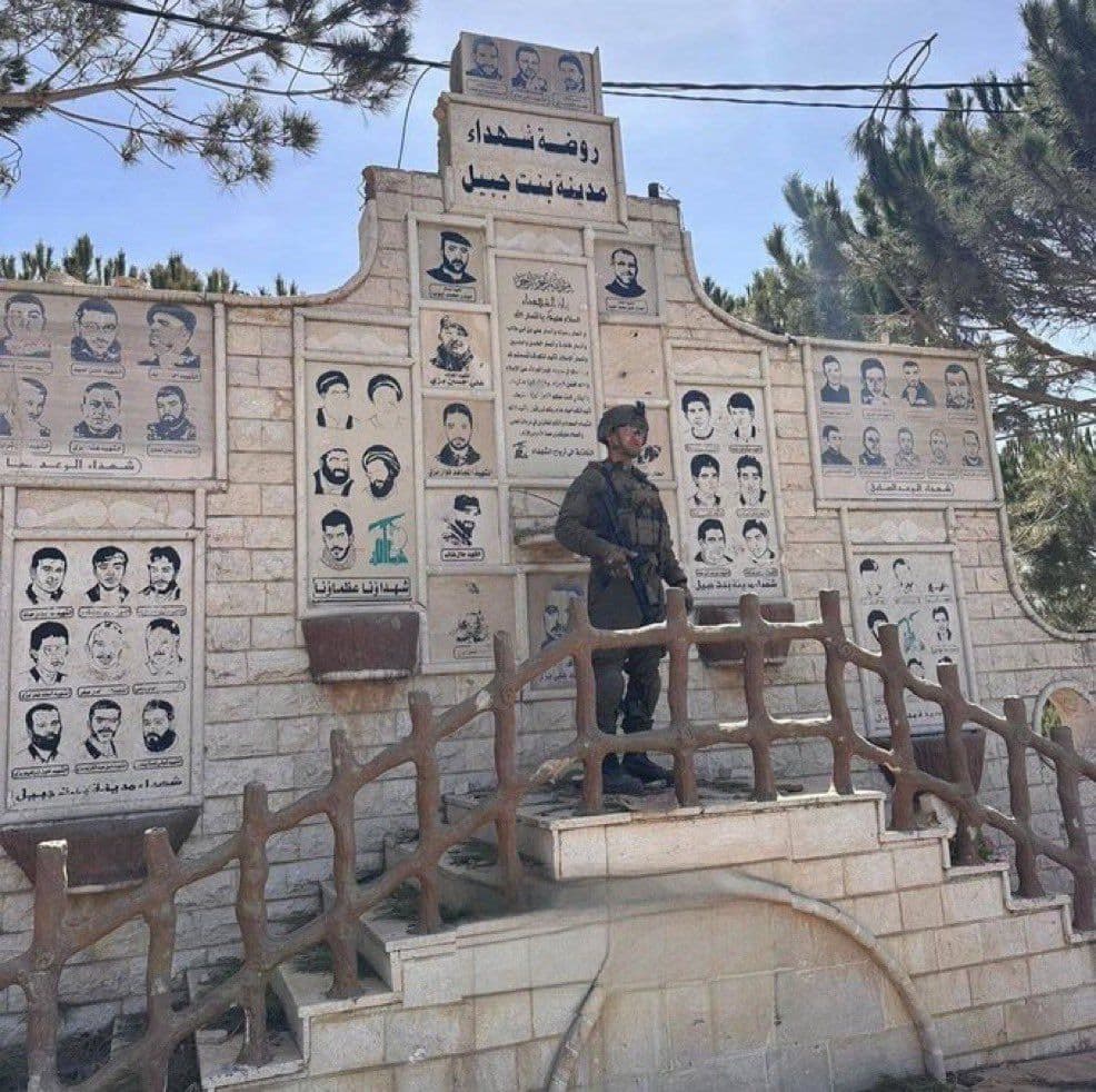 @𝐍𝐢𝐨𝐡 𝐁𝐞𝐫𝐠 🇮🇷 ✡︎: Bint Jbeli in South Lebanon was Hezbollah's crown jewel and a symbol of their 'resistance', and today Israeli soldiers are casually going sightseeing there.
Hitching themselves to the IRGC is costing