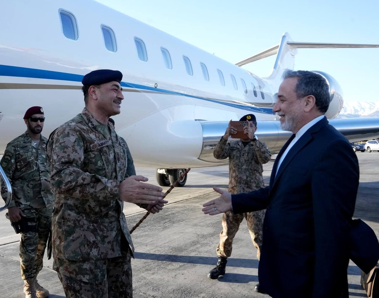 @Visegrád 24: Pakistan’s army chief Field Marshal Asim Munir arrived in Tehran. He was met by the Foreign Minister of the Islamic regime, Abbas Araghchi.
Pakistan seeks to mediate between Iran and the United State