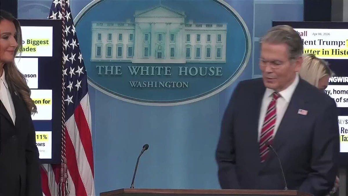 سر بهار دادپالی: وزیر دارایی سکوت بسنت درباره جنگ مالی مقابل ایران:
«ایرانیان ممکن است اشتباهات قاتلی را ارتكاب کرده باشند که هجوم به سرزمینهای همسایگان خود را انجام دادهاند. کشورهایی که اکنون آماده شفافتر شدن هستند»