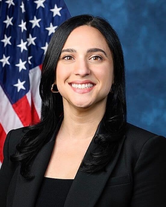 اینтел سایکلیک: نماینده کنگره آمریکا یاسمین انسری:
"من مادههای اطهار رئیسجمهوری را در برابر پیتر هگزت برای ویرایش سپاه، تهدید به سربازان ارتش آمریکا و ارتکاب جنایات جنگی، از جمله حملات مسلحانه معرفی کردهام"