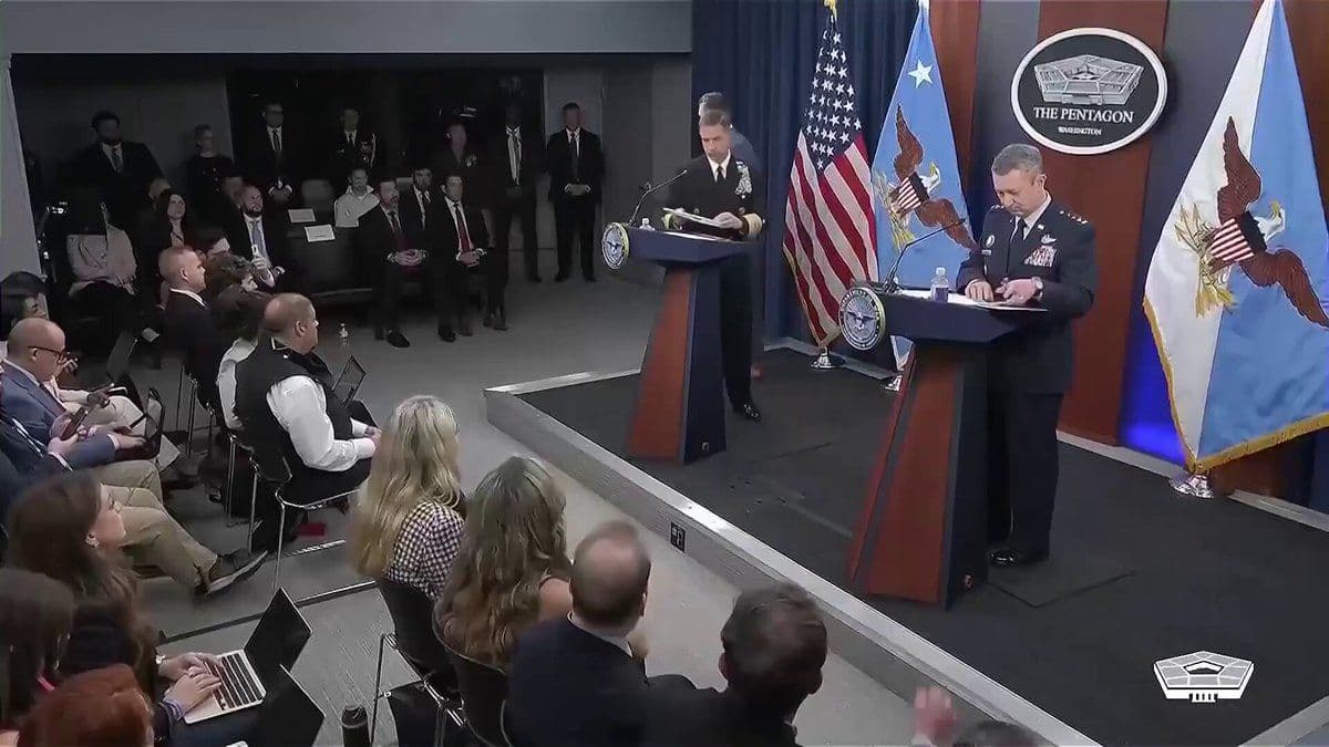 این صبح، آدمال رئال براد کوپر، رئیس مرکزیت CENTCOM، در طی یک اجتماع رسانهای در پنتیگون در مورد بلوکاد مقابل کشتیهایی که سعی دارند وارد یا خارج از بندرهای ایران شوند، با رسانهها صحبت کرد. او تاکید کرد که...