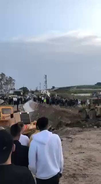 شهباندی اینتل بازدهی: ساکنان لبنانی قرار است مجدداً پل منفجر شده روی رود لیطانی را بازسازی کرده و به جنوب رود لیطانی بازگردانند.