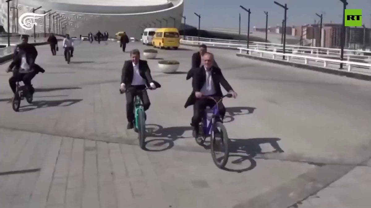 پیشینهنگار اینتل بازدید: رئیس جمهور ایران پیشینهشکیان در اصفهان با مقامات دولتی دوچرخهسواری میکند.