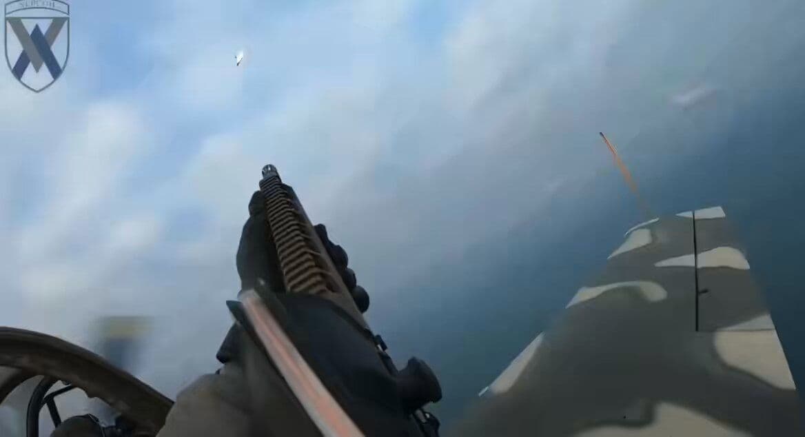 تصویری ناگهانی از سربازان اوکراینی که با موسqueton مسدود به هواپیمای تمرینی جرزای یاک-52 از دهقانان شاهد 136 ایرانی شتیم میکنند.
نابسامی…