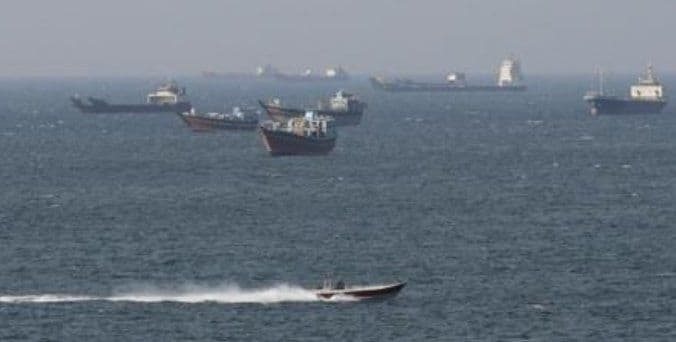 @🇮🇷LiveIranNews🇮🇱: ⚡🇮🇳🦀گروهک تروریستی سپاه پاسداران با شلیک مستقیم، دو کشتی هندی را از تنگه هرمز عقب راند و عملاً مسیر عبور را به زور مسدود کرد.
بر اساس دادههای سایت «تانکرترکرز» و مکالمات ضبطشده در کانال ۱۶ دریای