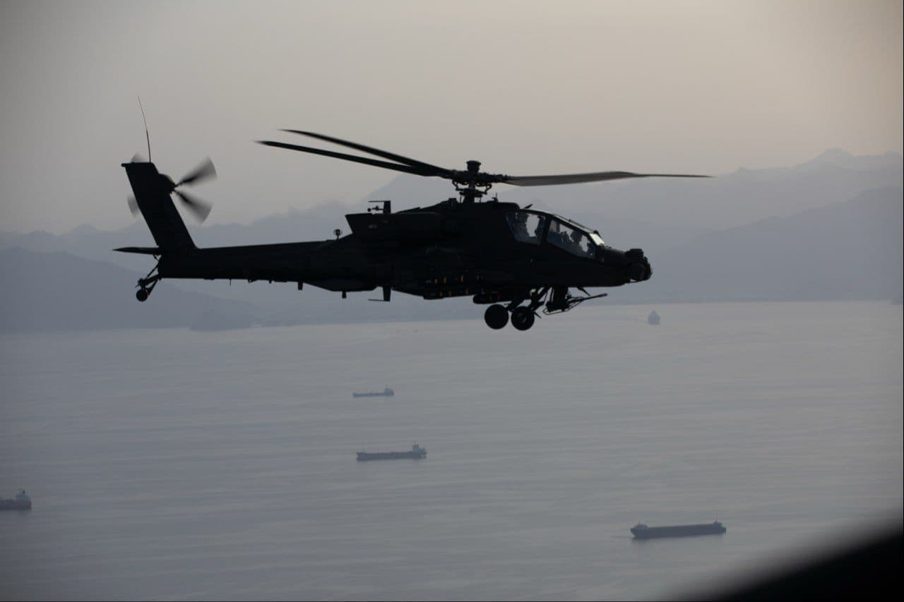 @Visegrád 24: American Apache helicopters over the Strait of Hormuz