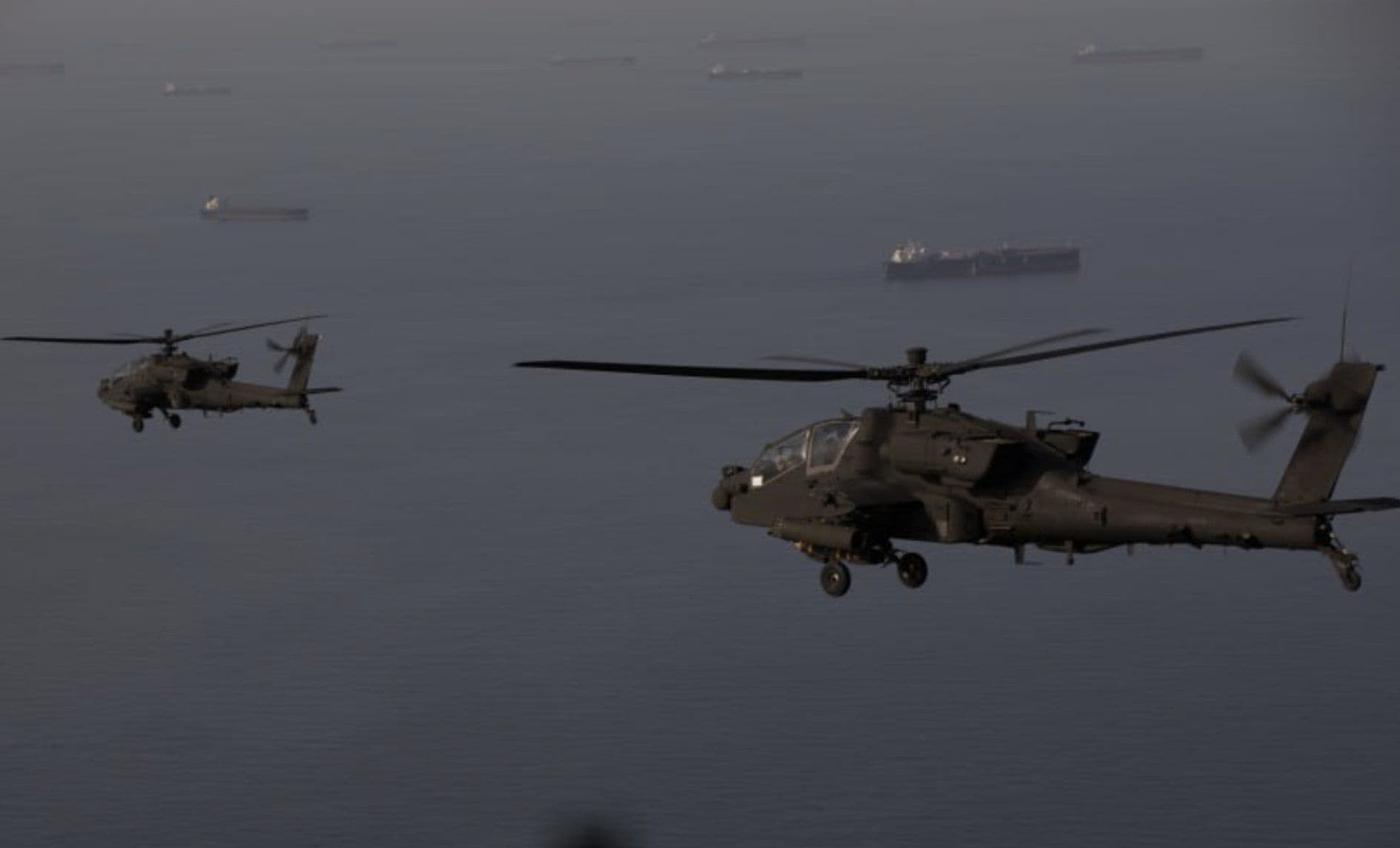 @WarMonitor🇺🇦🇬🇧: US airforce AH-64 Apaches pictured operating over the Strait of Hormuz.