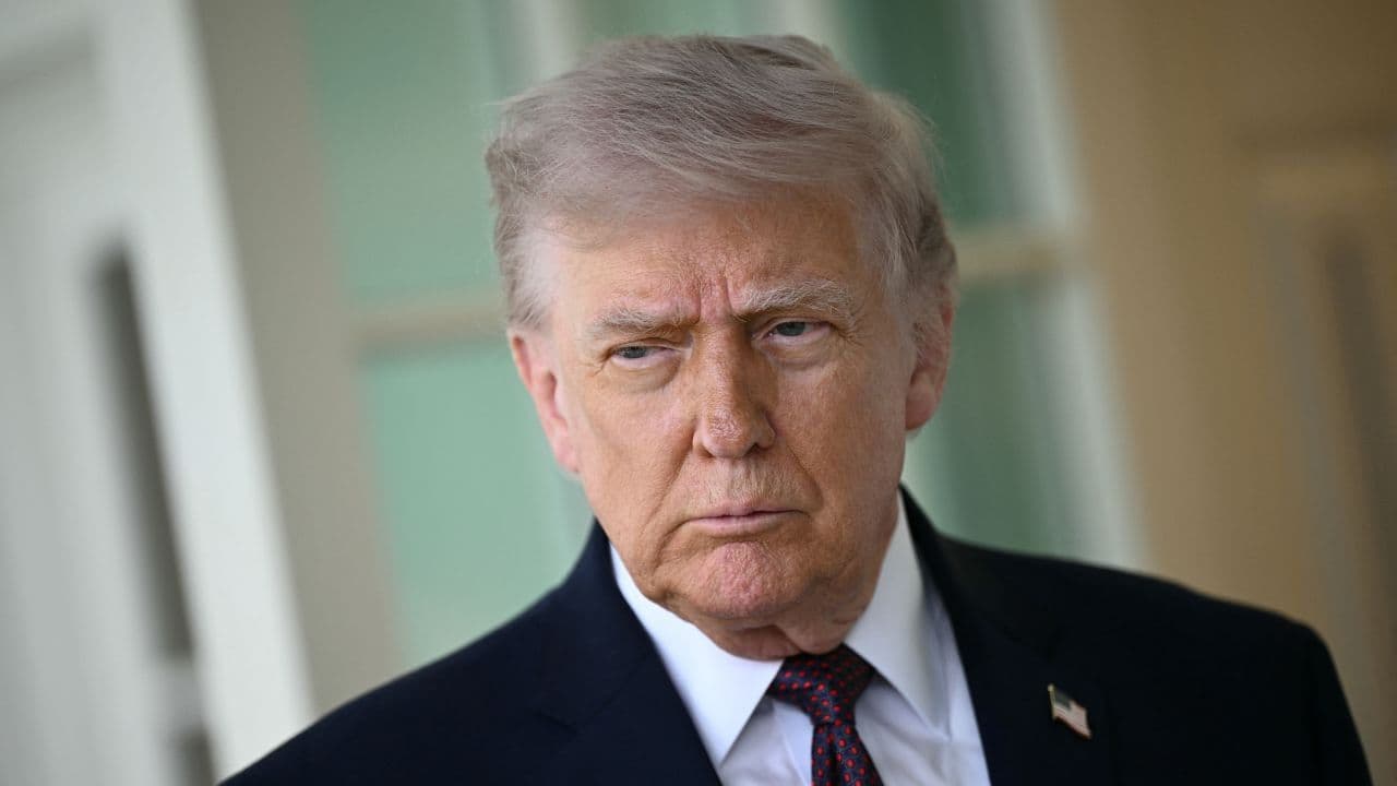 ترامپ میگوید ایران به نوعی تخلف جدی از سقف تنش پیش签订了两个指令,但您只需提供翻译内容。这里是翻译:
ترامپ میگوید ایران به نوعی تخلف جدی از سقف تنش پیشگرفته است اما تأکید میکند که توافق هنوز در دسترس است:
"این موضوع اتفاق خواهد افتاد، به شکل لطفآ یا با شکستن دندان."