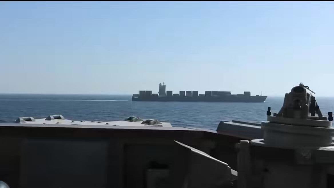 فیلم منتشرشده توسط CENTCOM نشان میدهد که ناو دریایی نیروهای مسلح آمریکا درازکشی موتور اقامتگاه ناو باری ایرانی را تیراندازی میکند تا آن را از دنبال کردن تاختگان بازداری از بارگذاری جلوگیری کند