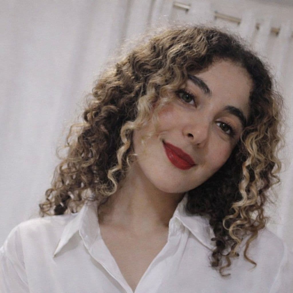 دختر ۱۶ ساله توسط رژیم ایران لمس و زخمی شده و به دلیل اعتراض بازداشت شد!
نام او غزل قalandari است، که در تاریخ ۲۰ ژانویه ۲۰۲۶ توسط حدود ۱۰ نفر از نیروهای امنیتی از خانهاش لمس شد.