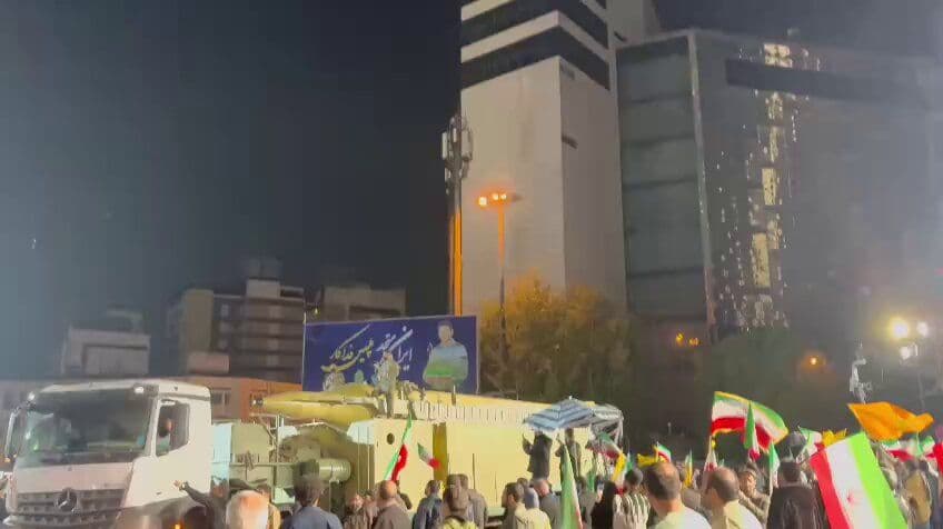 کриز واتچ: پیشنویس: سپاه پاسداران نیروهای مسلح در فضای هوایی توان نظامی موشکی خود را در محوطههای چهارگوش مختلف تهران، از جمله وانک، نصب کرده است. میتوانید موشکهای قیام-۱ و خرمشahr-۳ را در نمایش دیدهاید