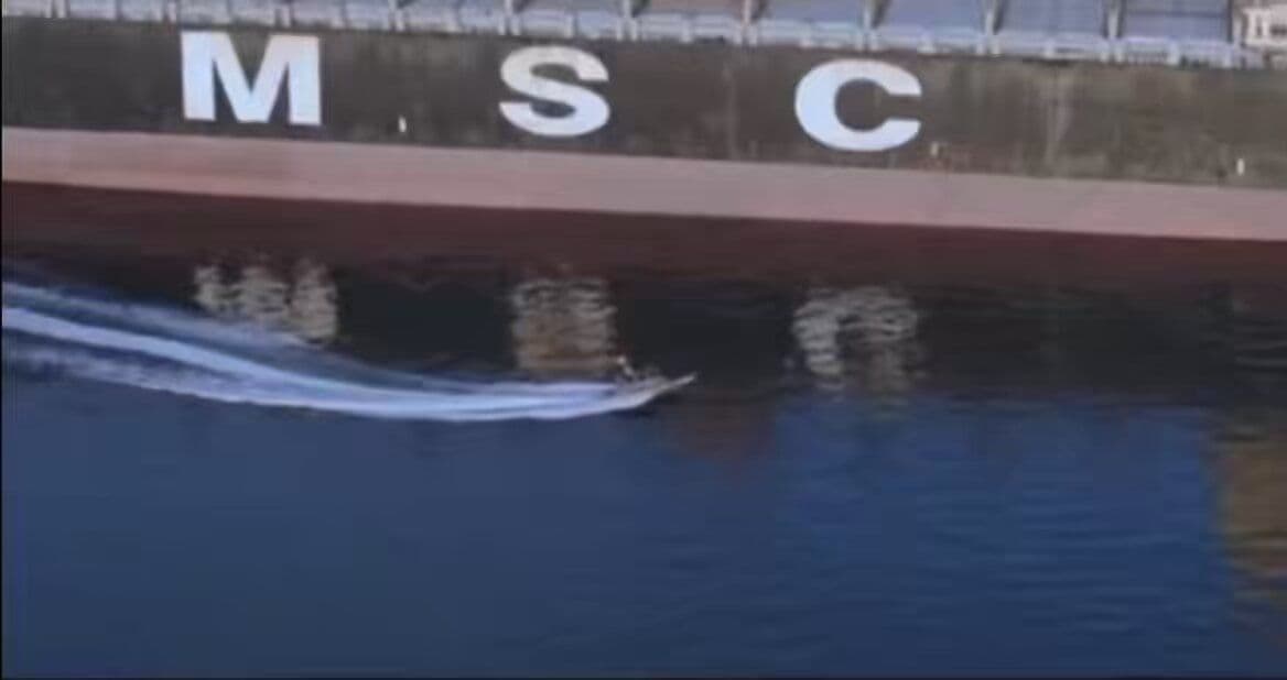 @WarMonitor🇺🇦🇬🇧: Video of IRGC gun boat boarding a tanker today in the Strait of Hormuz and illegally seizing it.