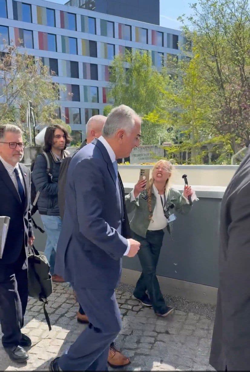 @𝐍𝐢𝐨𝐡 𝐁𝐞𝐫𝐠 🇮🇷 ✡︎: I've been begging the Shah's team to upgrade his security for years. He is royalty and the only real Iranian opposition. He's not a celebrity. It's madness that even today, people are allowed to walk