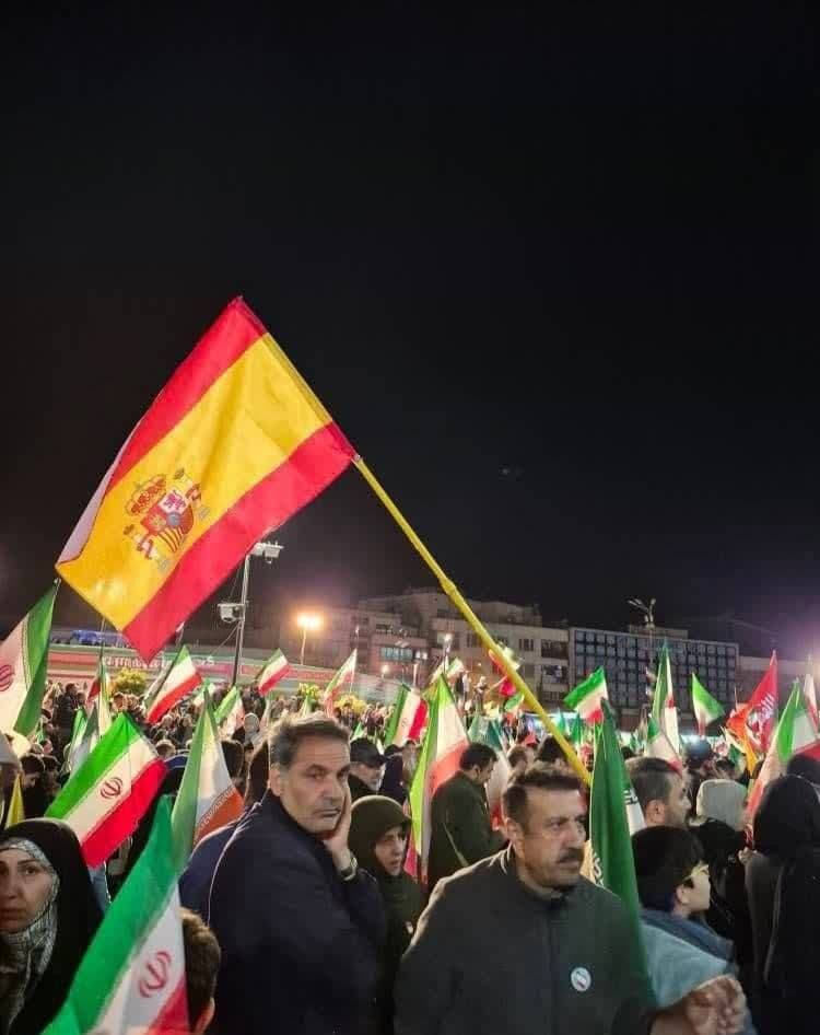 @Visegrád 24: 🇪🇸 The flag of Spain was seen during a recent pro-Islamic regime protest in Tehran
Spain's far-left Prime Minister Pedro Sanczez is one of a few leaders who are openly waging anti-US and anti-Israe