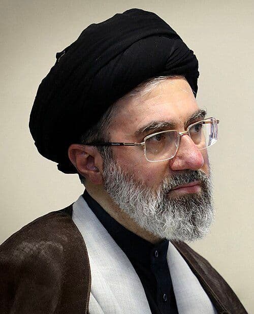 گزارش نیویورک تایمز در مورد وضعیت محمدعلی خامنهای:
• رئیس جمهور ایران فاضلی، که تخصص پزشکی قلب دارد، درمان وی انجام میدهد.
• یکی از ساقهای محمدعلی خامنهای سه بار عمل جراحی خورده است و او در حال حاضر