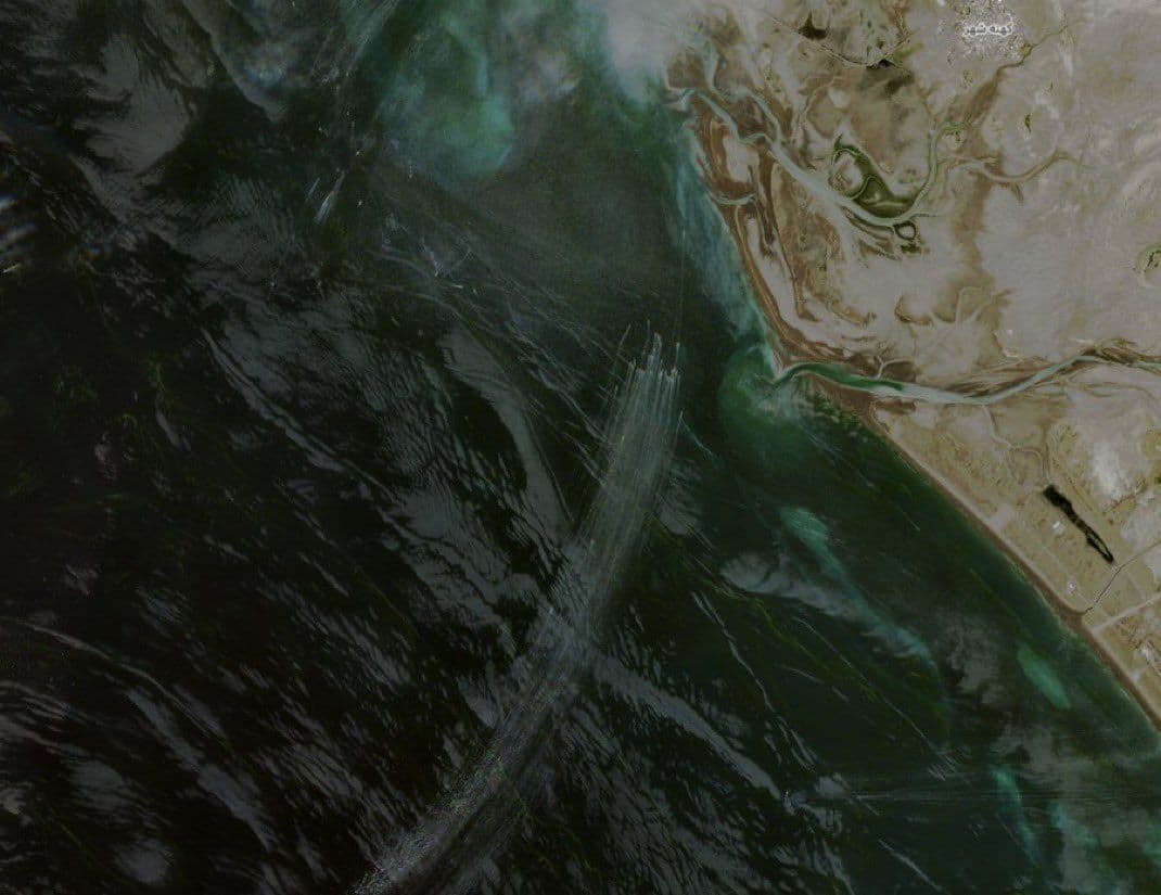 @Visegrád 24: Axios reports that US officials have confirmed that Iran deployed additional mines in the Hormuz Strait this week.
A satellite picture showing a large number of IRGC speed boats returning from the m