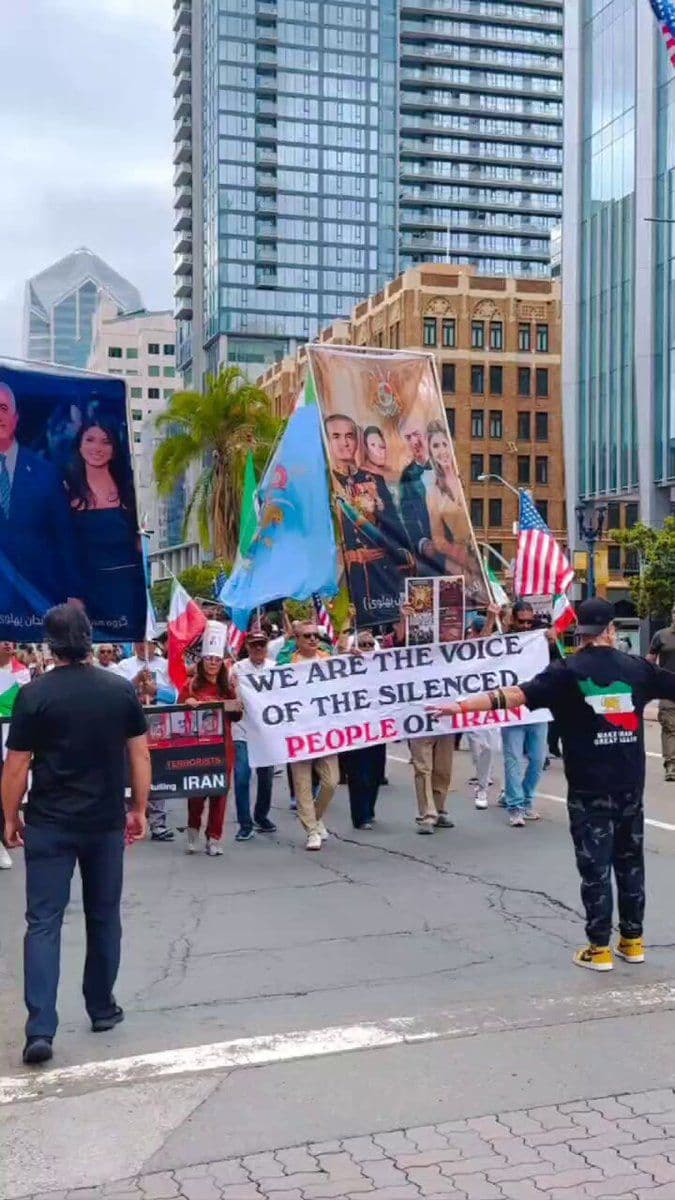 @🇮🇷LiveIranNews🇮🇱: ⚡🇺🇸👑خروش ایرانیان سندیگو در صدمین سالگرد پادشاهی رضاشاه بزرگ؛ یاد پدر ایران نوین زنده و مسیر آزادی روشن است/ایرانیان میهنپرست در سندیگو با برگزاری تظاهراتی پرشور، همزمان با صدمین سالگرد پادشاهی