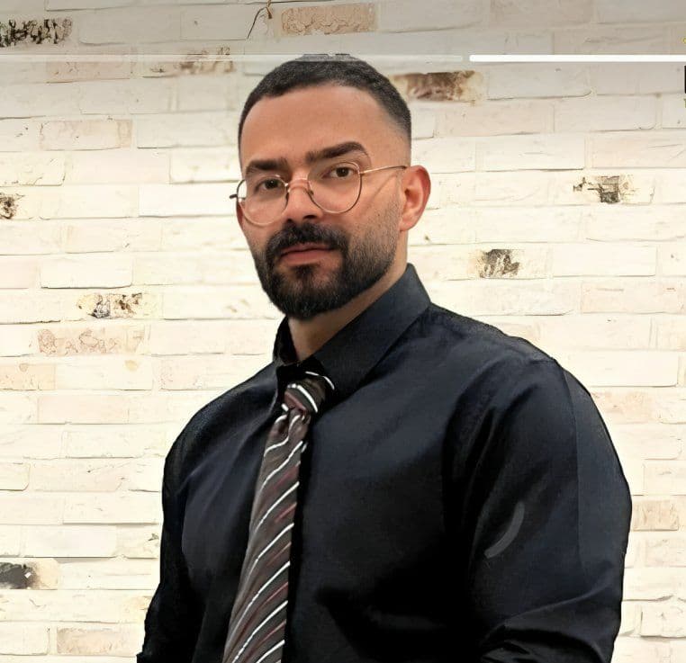 @🇮🇷LiveIranNews🇮🇱: 🚨Don’t stop talking about Iran
This is what’s happening in Iran right now and the world is still acting like it’s business as usual.
Mohammadreza Hosseini, born 1996, a guy who already lost both his