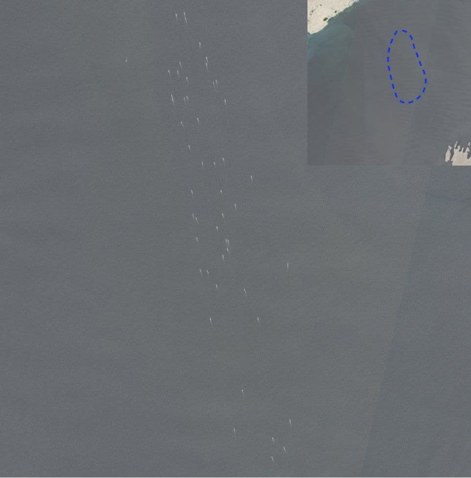 @WarMonitor🇺🇦🇬🇧: Satellite imagery today has captured several dozen Iranian gunboats operating around the Middle of the Strait of Hormuz likely laying mines or patrolling just North of Oman.