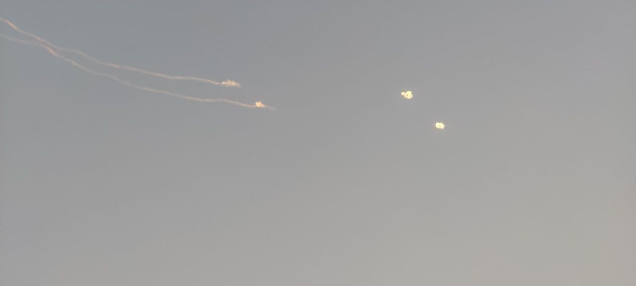 @Babak Taghvaee - The Crisis Watch: BREAKING: It appears that the IRGC Aerospace Force has launched a pair of surface-to-air missiles toward what appear to be air-launched cruise missiles fired by the Emirati Air Force at targets inside