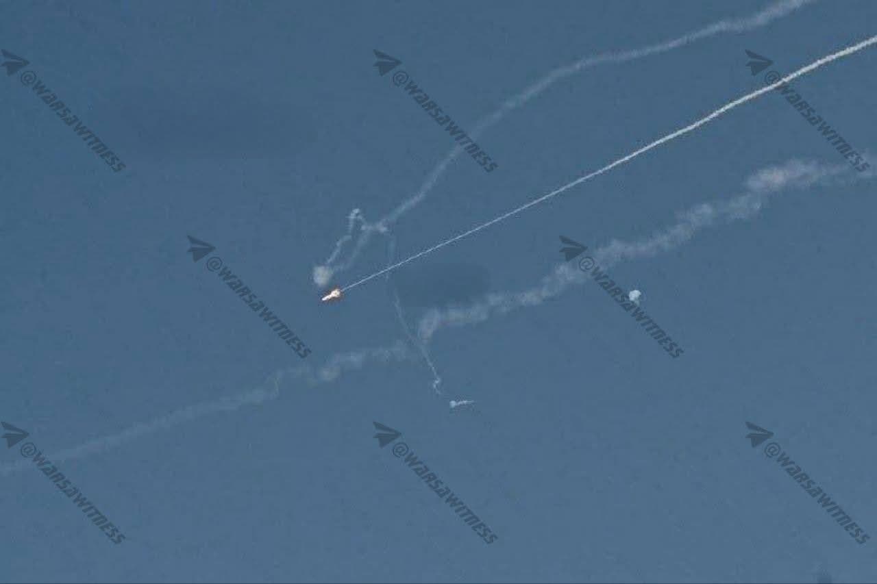 @🇮🇷LiveIranNews🇮🇱: ⚡🇦🇪🦀Publication of footage showing the interception of cruise missiles in the skies over the UAE amid ongoing threats/The published images show that the UAE's air defense systems are intercepting c