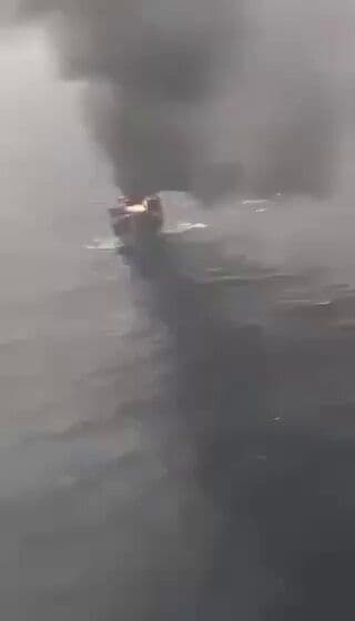 @Eli Afriat 🇮🇱: Reports that this is the recording of the fire of one of the Emirati ships today in the Strait of Hormuz.