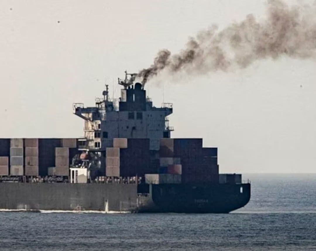 @🇮🇷LiveIranNews🇮🇱: ⚡🇦🇪🇺🇸🇫🇷🦀Missile strike on cargo ship in Persian Gulf, crew injured/CBS News reports, citing 2 US officials, that a cargo ship in the Persian Gulf was likely targeted by a ground-launched cruise