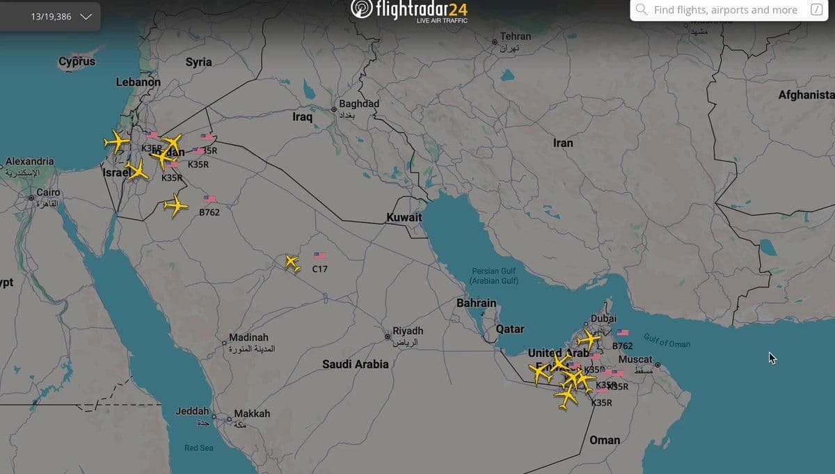 @WarMonitor🇺🇦🇬🇧: Video of large amount of US tankers up over the strait of Hormuz and Iraq yesterday night after strikes were carried out on naval boats and Iranian military positions on its southern shore.