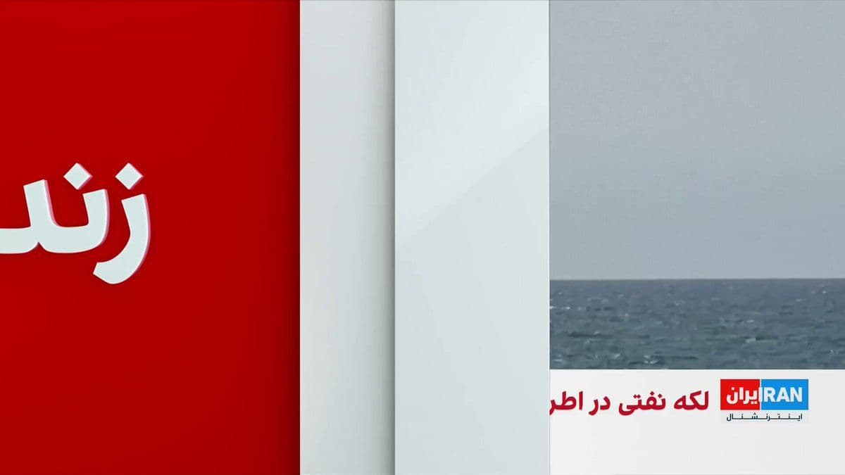 @ايران اينترنشنال: آسوشیتدپرس گزارش داد لکهای نفتی از غرب جزیره خارک، پایانه اصلی صادرات نفت خام ایران، در حال گسترش است. تصاویر ثبت شده نشان میدهد این لکه حدود ۷۰ کیلومتر مربع را پوشش داده و هنوز مشخص نیست نشت نفت د