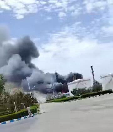 @Open Source Intel: According to the Wall Street Journal, Emirati warplanes hit Iran’s Lavan Island oil refinery on April 8 in a covert operation the UAE has never publicly acknowledged.
This is the strike.
It’s a br